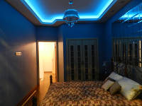 Голубая подсветка в спальне